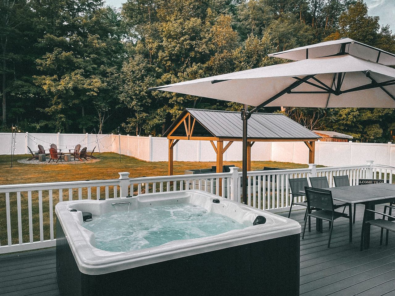 Amazing Chic Cabin with Private Backyard, Deck and Jacuzzi in New York