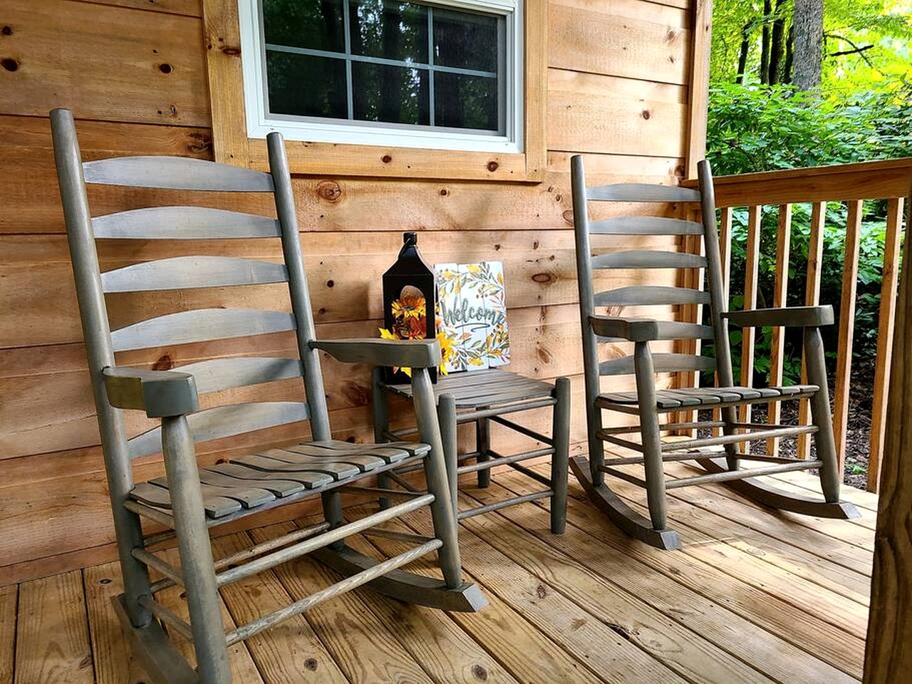 Charming Cabin in the Woods for a Cozy Outdoor Experience Surrounded by Nature in Cosby, Tennessee