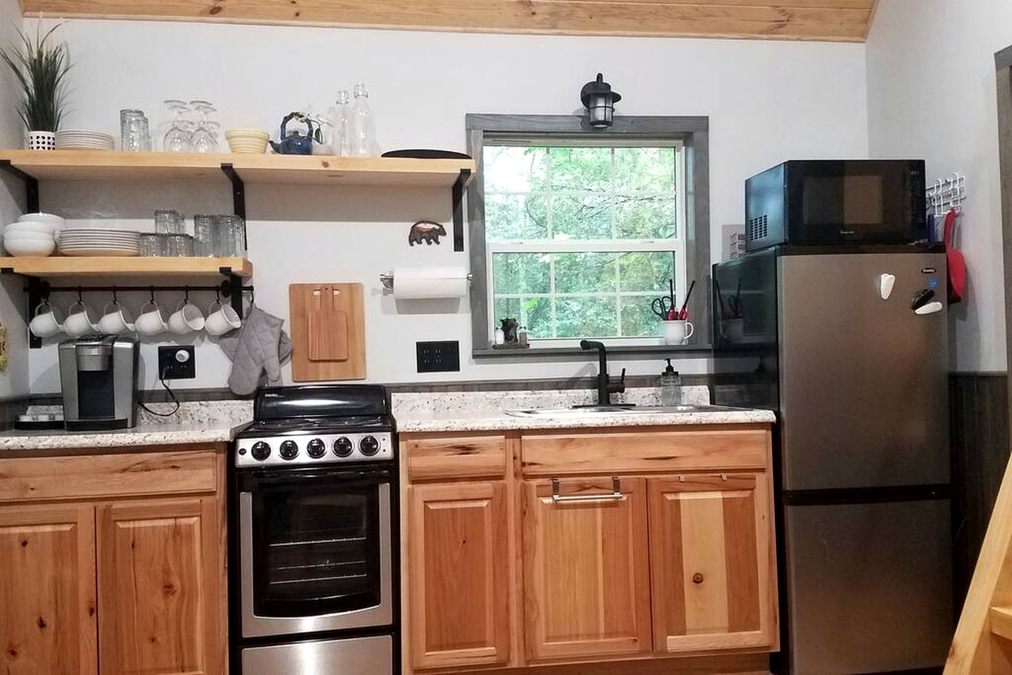 Charming Cabin in the Woods for a Cozy Outdoor Experience Surrounded by Nature in Cosby, Tennessee