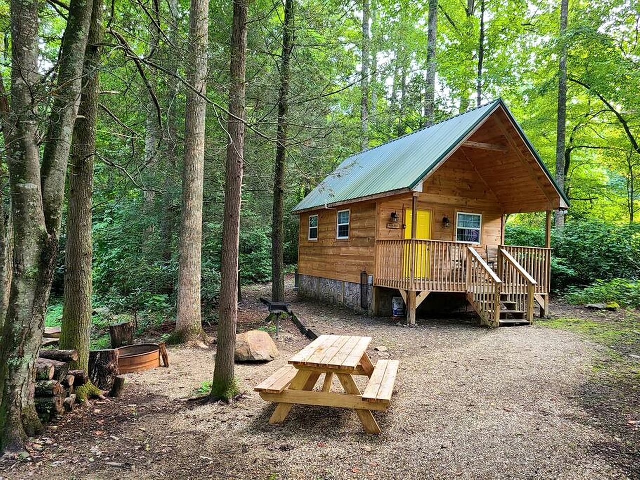 Charming Cabin in the Woods for a Cozy Outdoor Experience Surrounded by Nature in Cosby, Tennessee