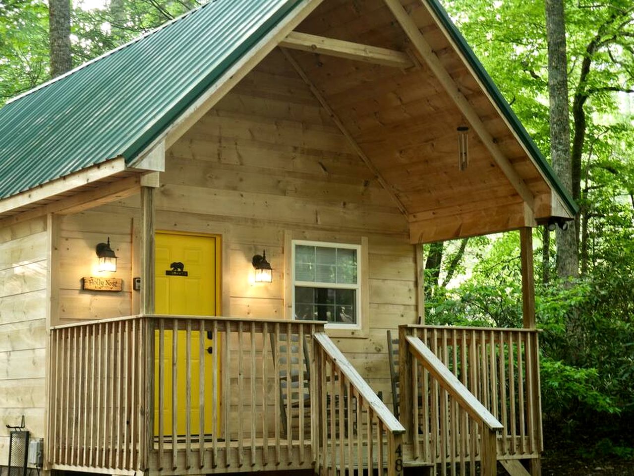 Charming Cabin in the Woods for a Cozy Outdoor Experience Surrounded by Nature in Cosby, Tennessee
