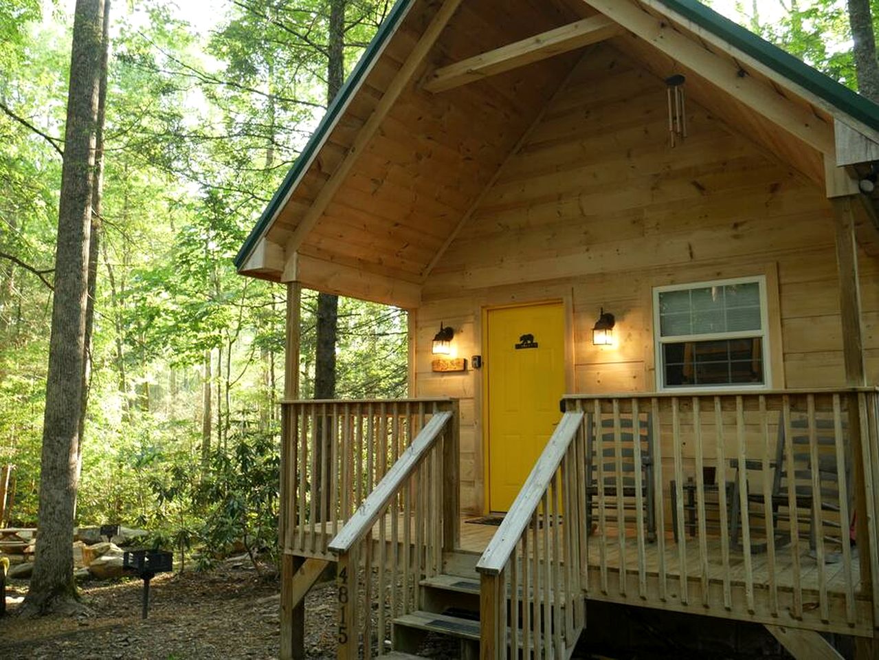 Charming Cabin in the Woods for a Cozy Outdoor Experience Surrounded by Nature in Cosby, Tennessee