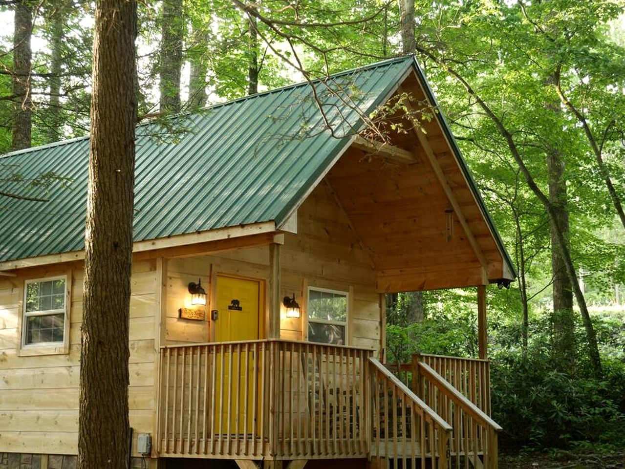Charming Cabin in the Woods for a Cozy Outdoor Experience Surrounded by Nature in Cosby, Tennessee