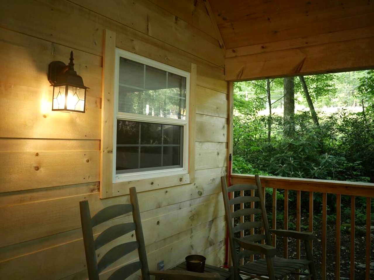 Charming Cabin in the Woods for a Cozy Outdoor Experience Surrounded by Nature in Cosby, Tennessee