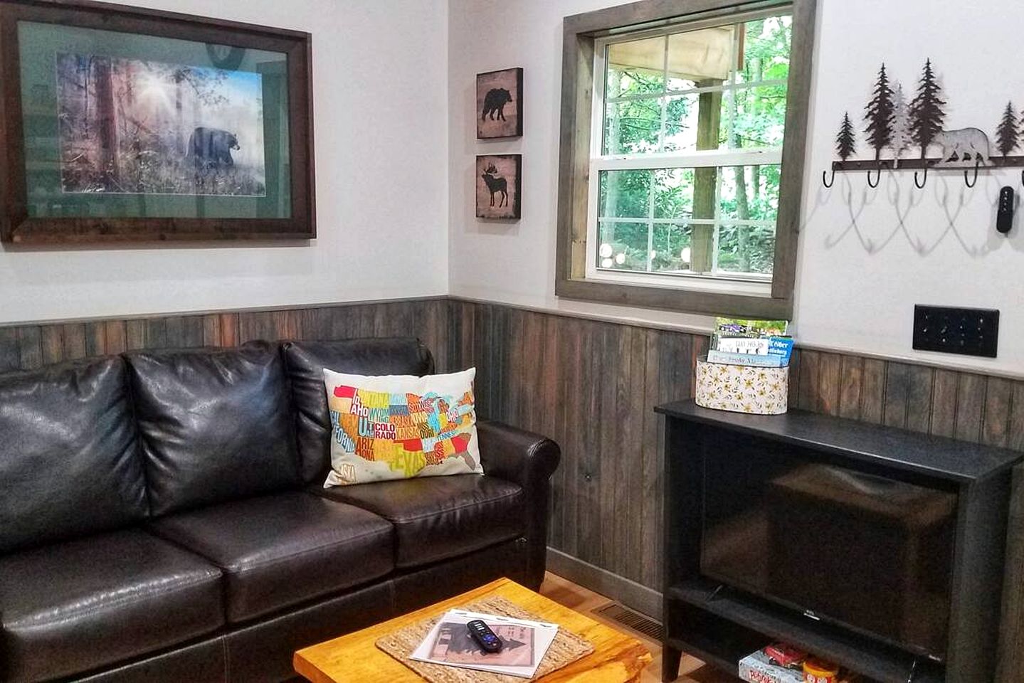 Charming Cabin in the Woods for a Cozy Outdoor Experience Surrounded by Nature in Cosby, Tennessee
