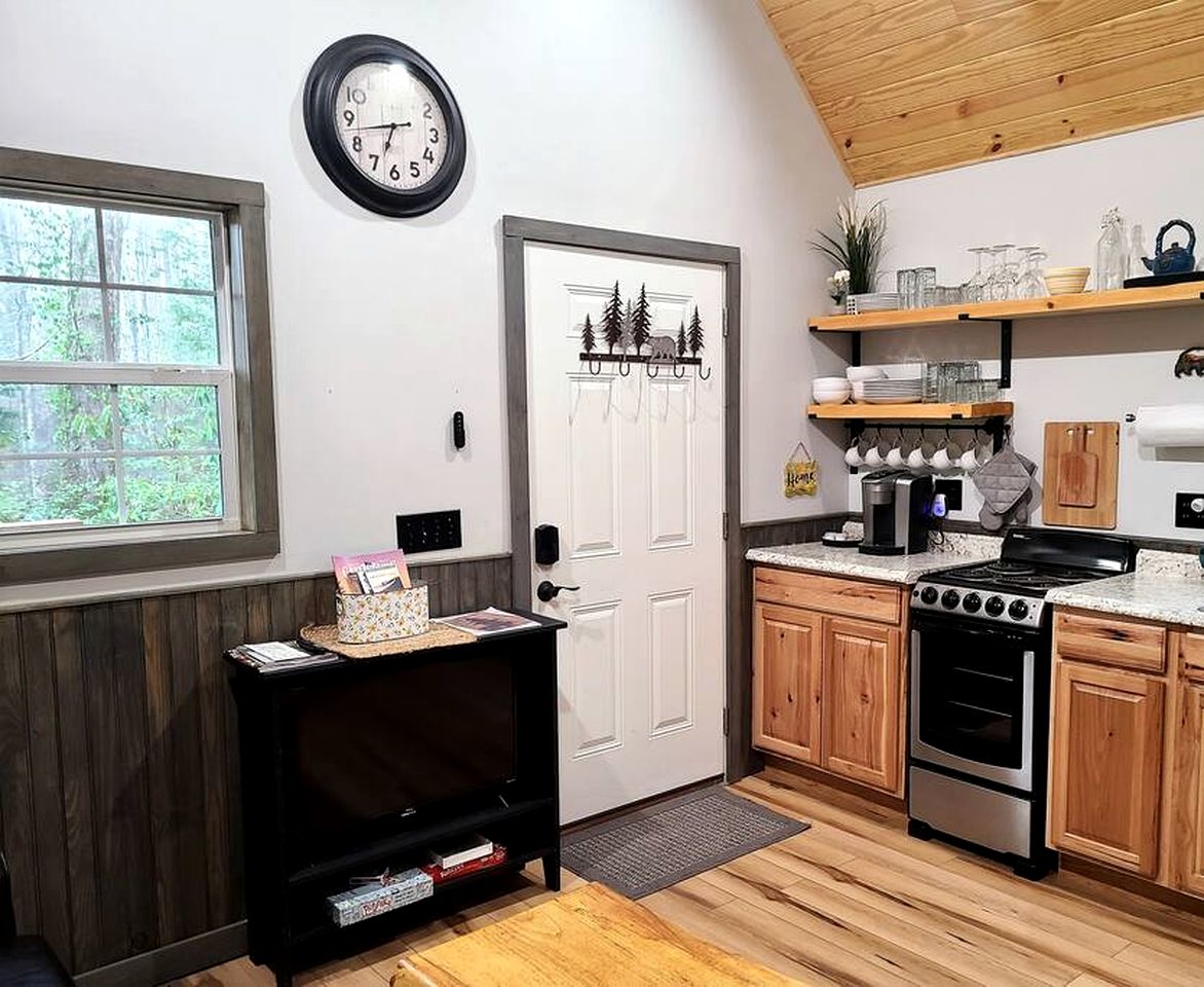 Charming Cabin in the Woods for a Cozy Outdoor Experience Surrounded by Nature in Cosby, Tennessee