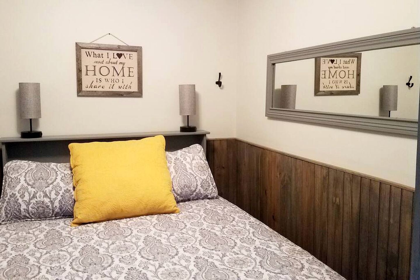 Charming Cabin in the Woods for a Cozy Outdoor Experience Surrounded by Nature in Cosby, Tennessee