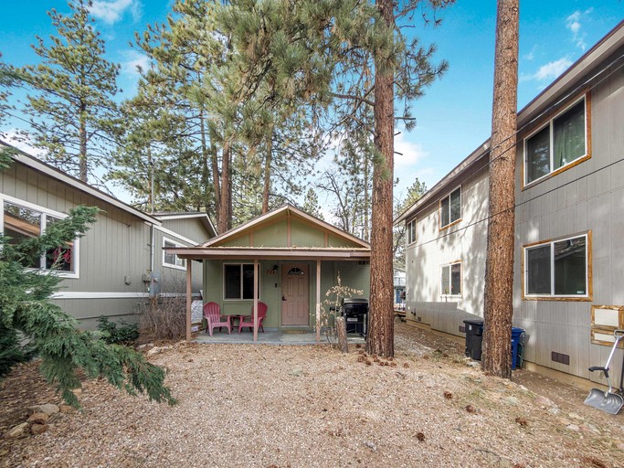 Charming Mountain Cabin with Private Jacuzzi Near Big Bear Lake, California