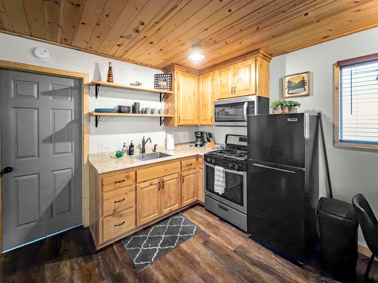 Charming Mountain Cabin with Private Jacuzzi Near Big Bear Lake, California