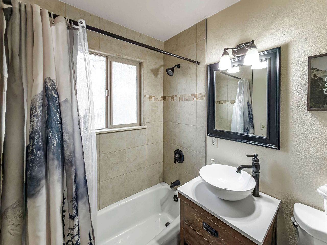 Charming Mountain Cabin with Private Jacuzzi Near Big Bear Lake, California