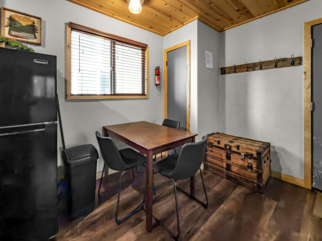 Charming Mountain Cabin with Private Jacuzzi Near Big Bear Lake, California