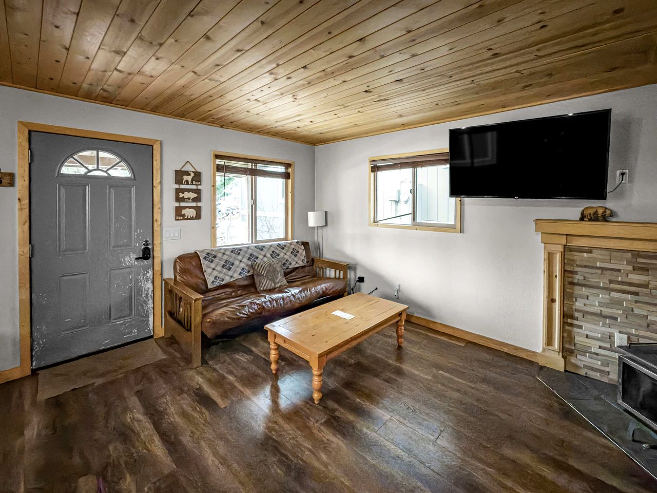 Charming Mountain Cabin with Private Jacuzzi Near Big Bear Lake, California