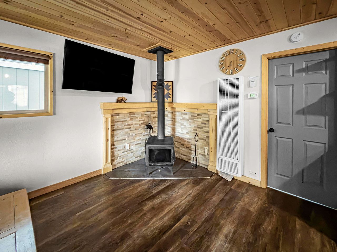 Charming Mountain Cabin with Private Jacuzzi Near Big Bear Lake, California