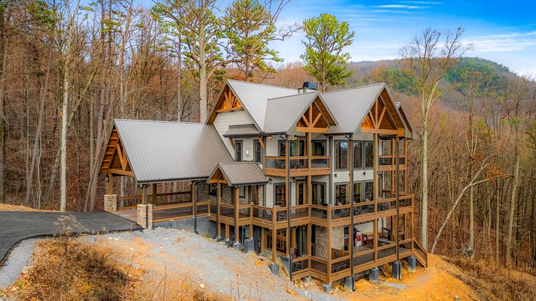 Luxurious Cabin with Games Room and Indoor Pool in Sevierville, Tennessee