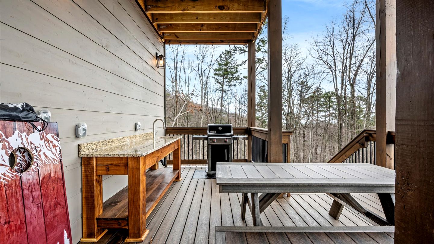 Luxurious Cabin with Games Room and Indoor Pool in Sevierville, Tennessee