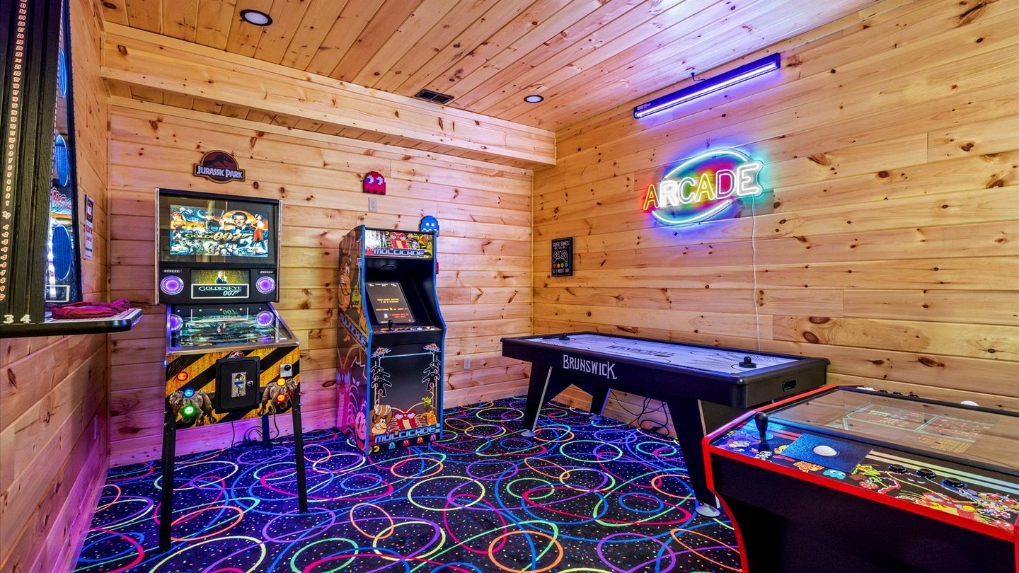 Luxurious Cabin with Games Room and Indoor Pool in Sevierville, Tennessee