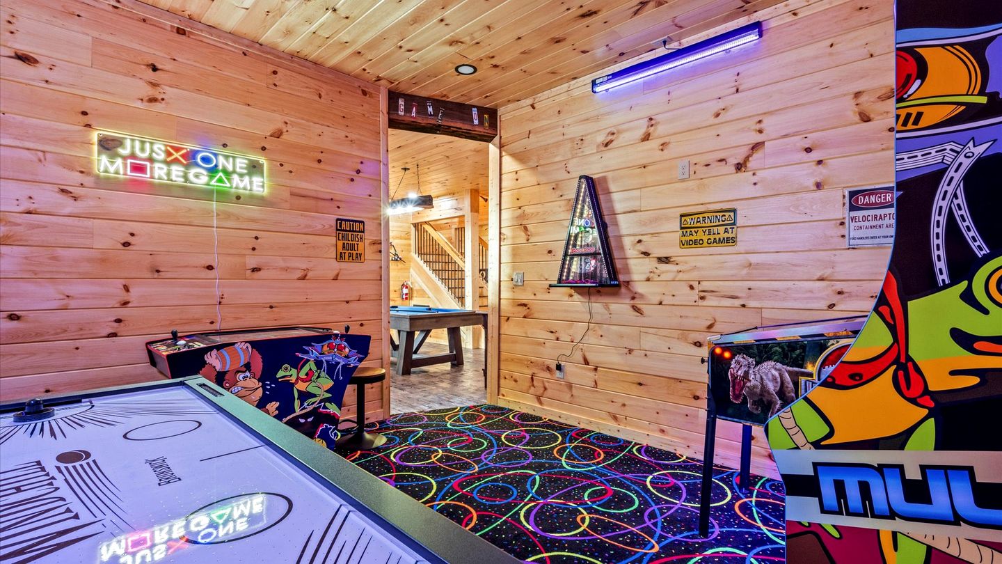 Luxurious Cabin with Games Room and Indoor Pool in Sevierville, Tennessee