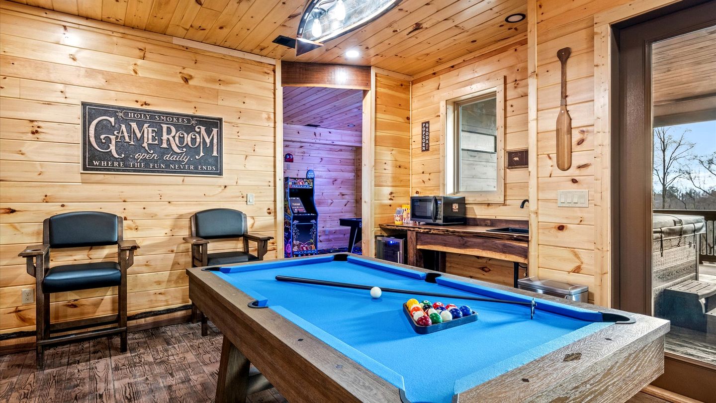 Luxurious Cabin with Games Room and Indoor Pool in Sevierville, Tennessee