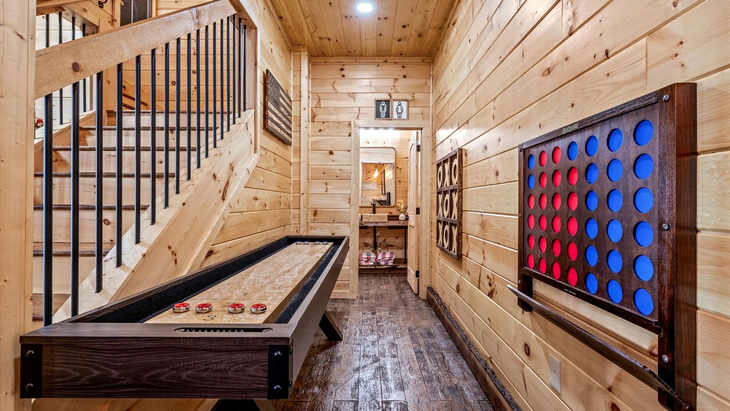 Luxurious Cabin with Games Room and Indoor Pool in Sevierville, Tennessee