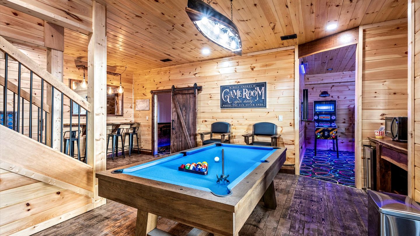 Luxurious Cabin with Games Room and Indoor Pool in Sevierville, Tennessee