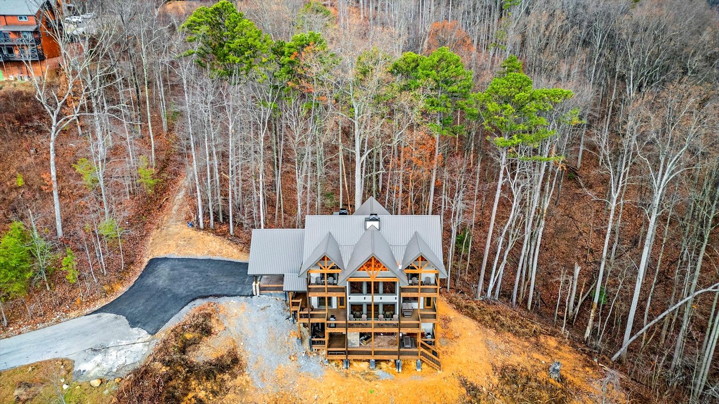 Luxurious Cabin with Games Room and Indoor Pool in Sevierville, Tennessee
