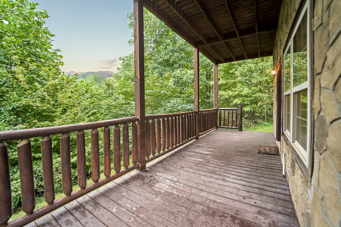 Secluded Cabin with Pool Table, Hot-tub and Private Spa in Gatlinburg, Tennessee