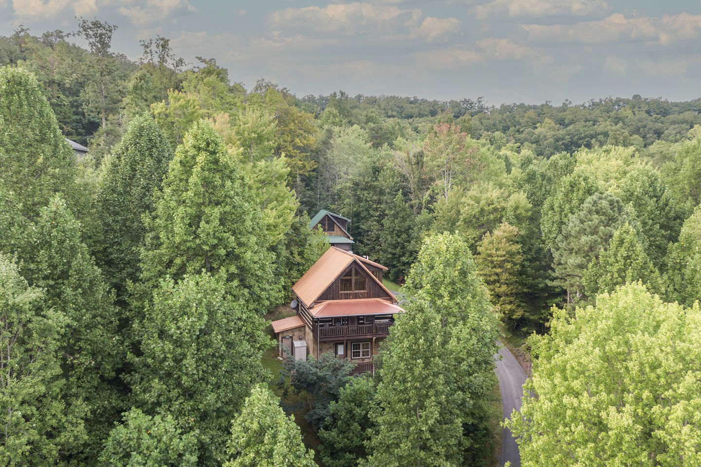 Secluded Cabin with Pool Table, Hot-tub and Private Spa in Gatlinburg, Tennessee