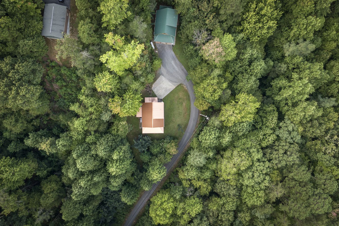 Secluded Cabin with Pool Table, Hot-tub and Private Spa in Gatlinburg, Tennessee
