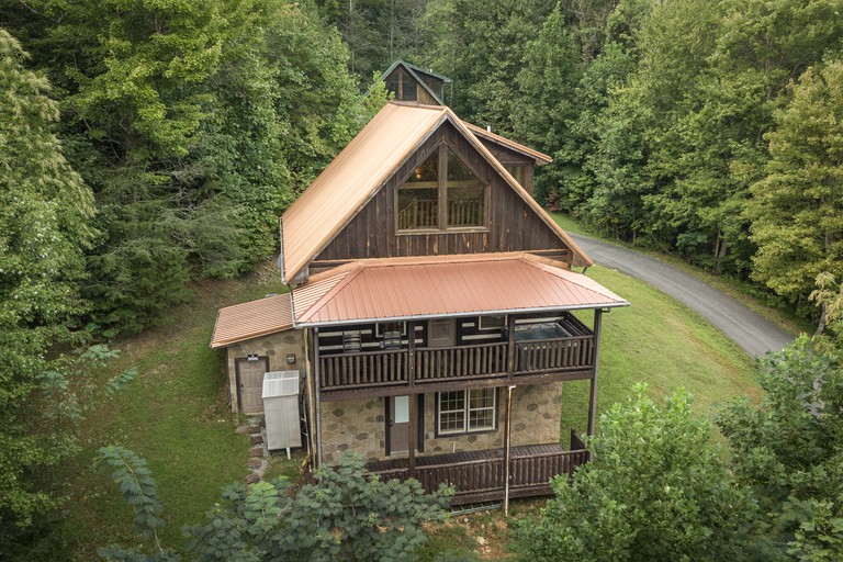 Secluded Cabin with Pool Table, Hot-tub and Private Spa in Gatlinburg, Tennessee