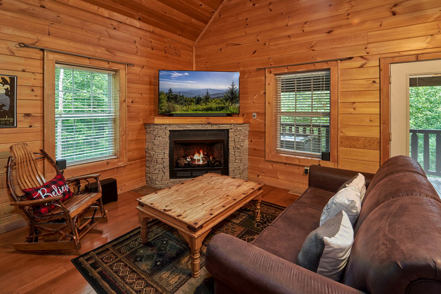 Secluded Cabin with Pool Table, Hot-tub and Private Spa in Gatlinburg, Tennessee