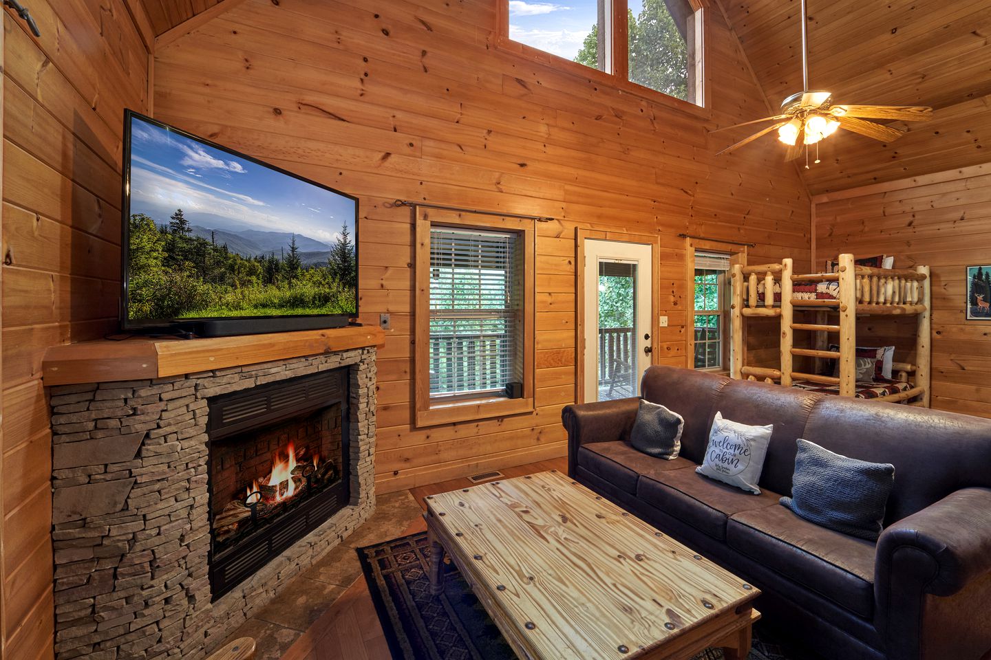 Secluded Cabin with Pool Table, Hot-tub and Private Spa in Gatlinburg, Tennessee