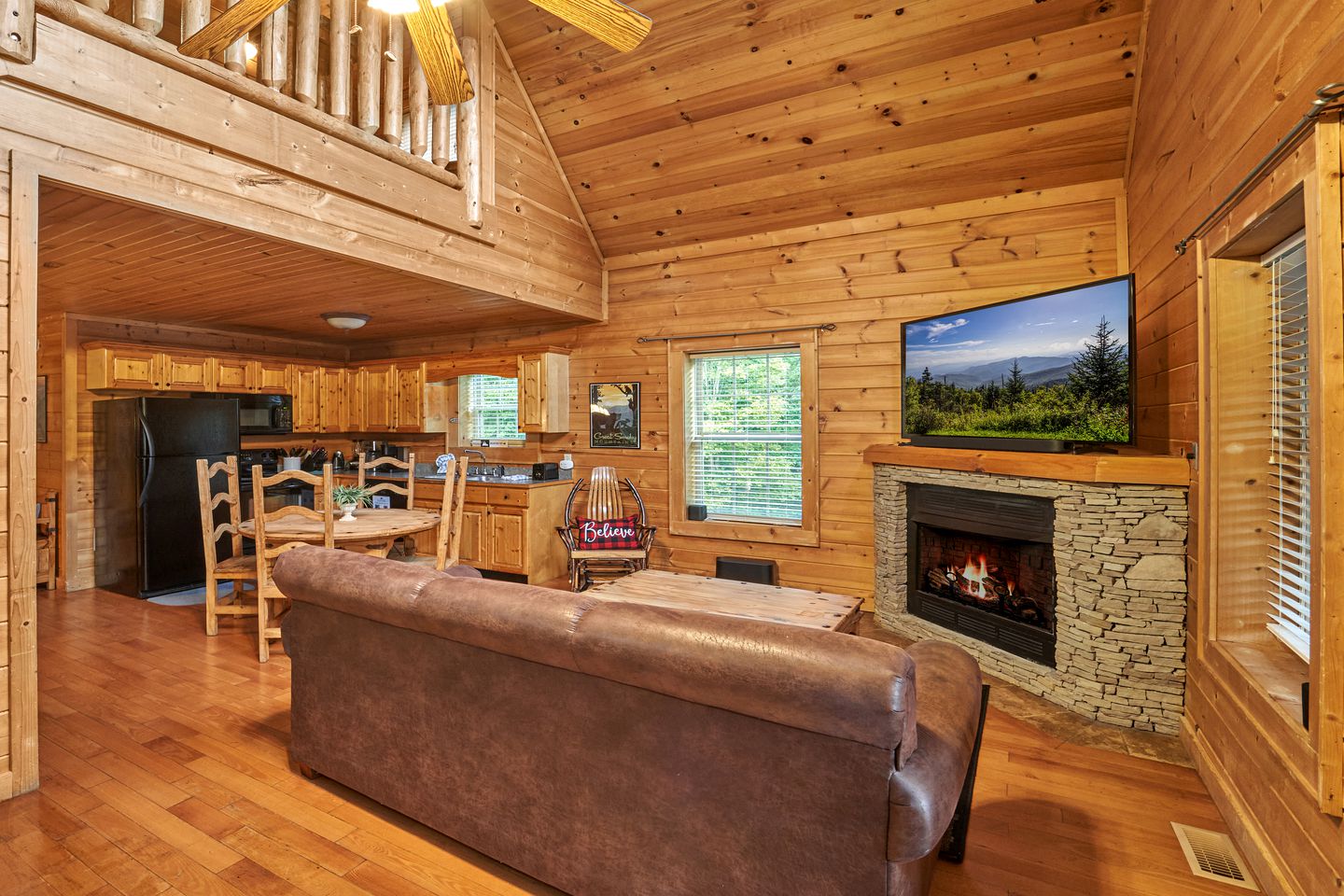 Secluded Cabin with Pool Table, Hot-tub and Private Spa in Gatlinburg, Tennessee