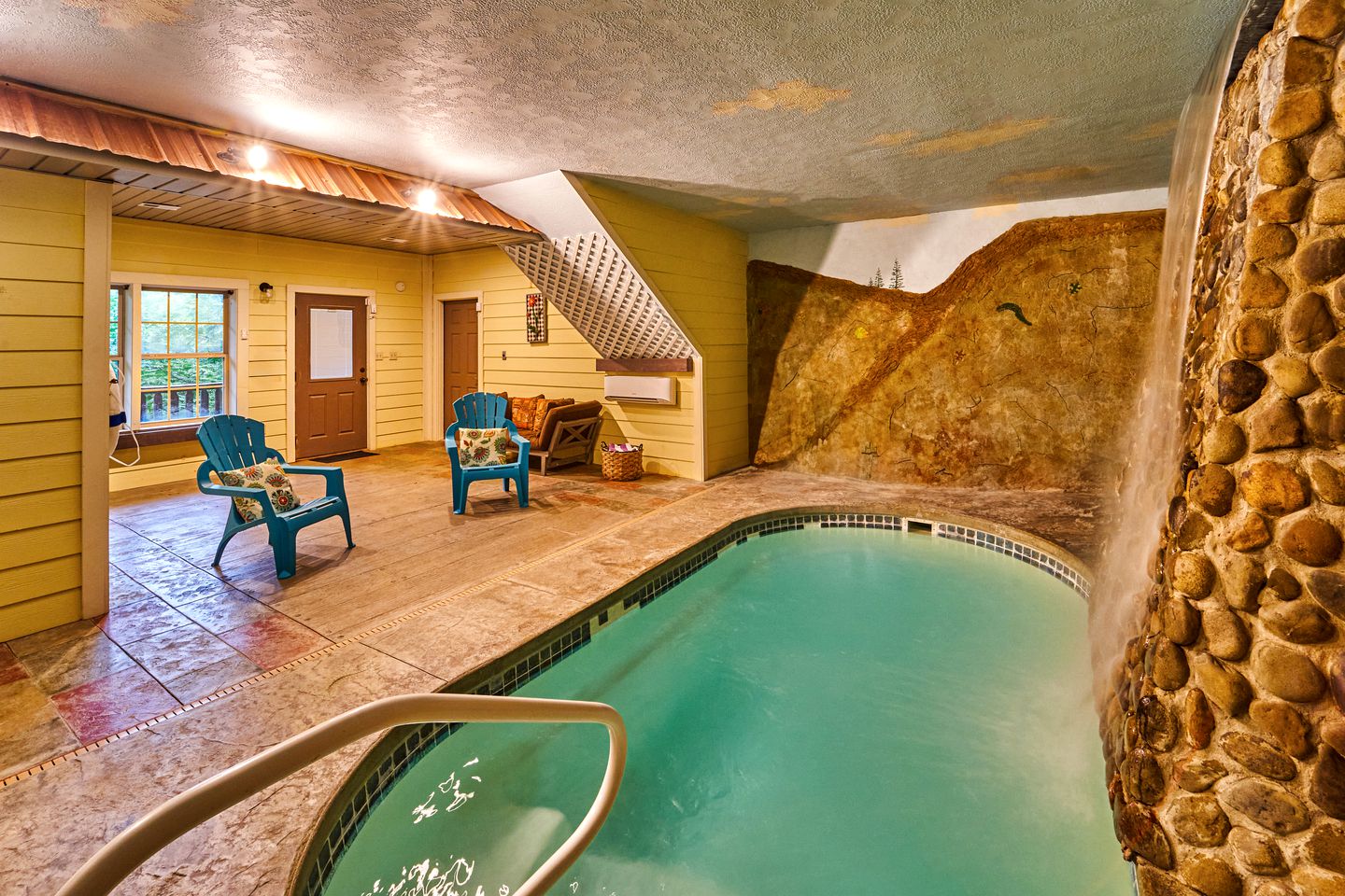 Secluded Cabin with Pool Table, Hot-tub and Private Spa in Gatlinburg, Tennessee