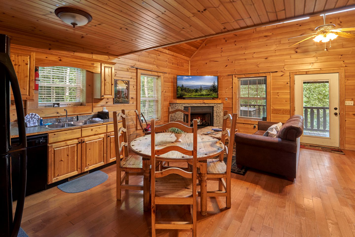 Secluded Cabin with Pool Table, Hot-tub and Private Spa in Gatlinburg, Tennessee