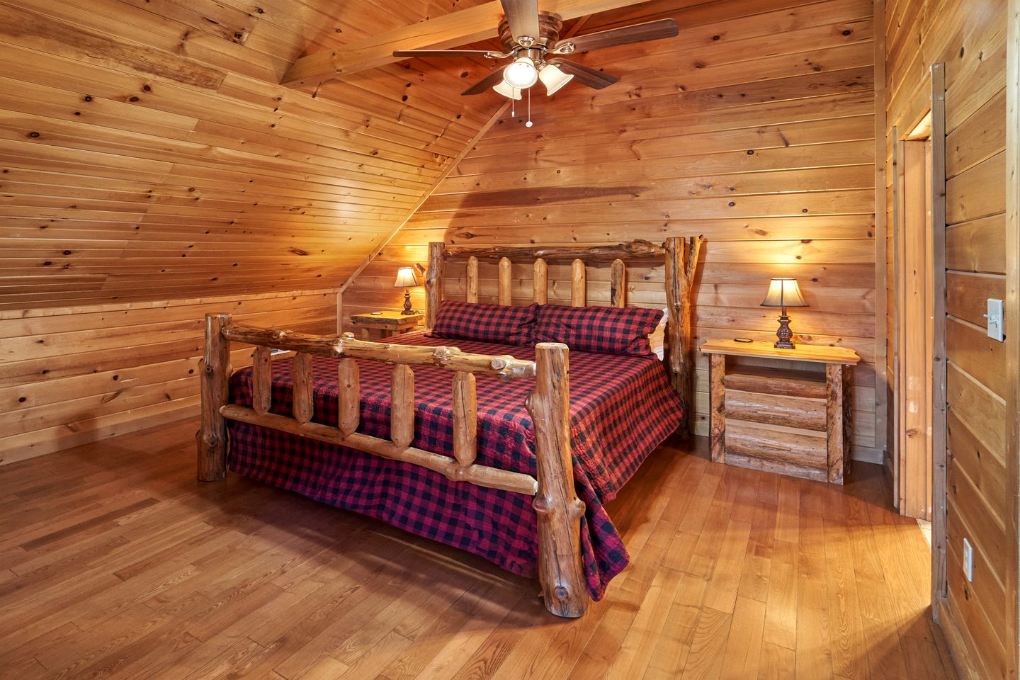 Secluded Cabin with Pool Table, Hot-tub and Private Spa in Gatlinburg, Tennessee