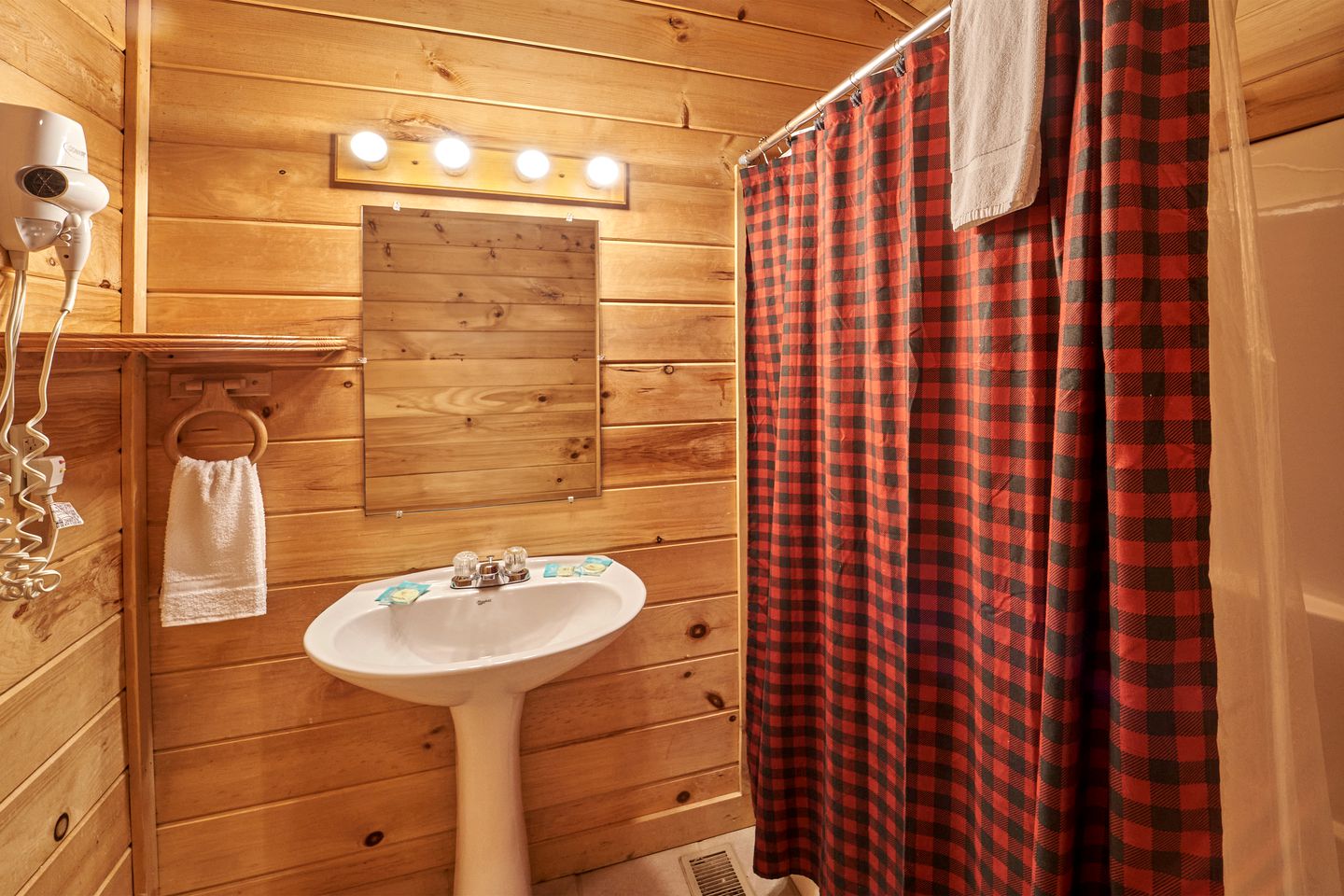 Secluded Cabin with Pool Table, Hot-tub and Private Spa in Gatlinburg, Tennessee