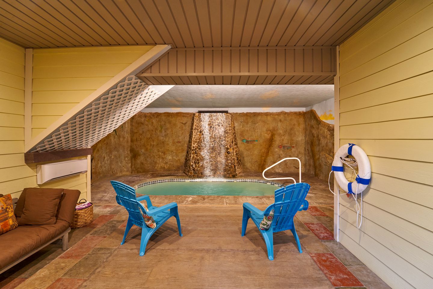 Secluded Cabin with Pool Table, Hot-tub and Private Spa in Gatlinburg, Tennessee