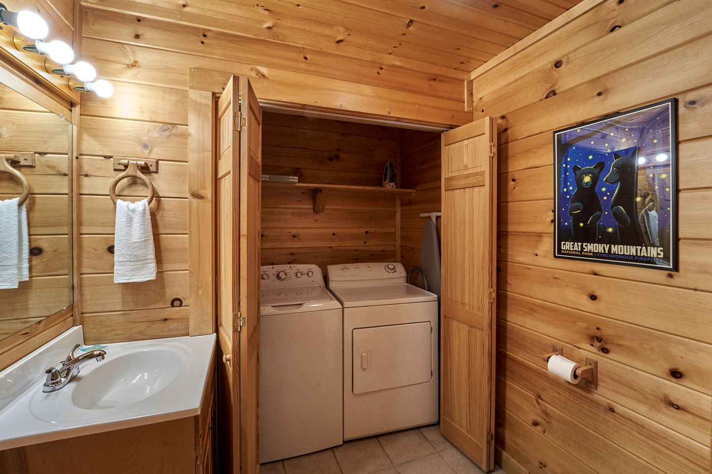 Secluded Cabin with Pool Table, Hot-tub and Private Spa in Gatlinburg, Tennessee