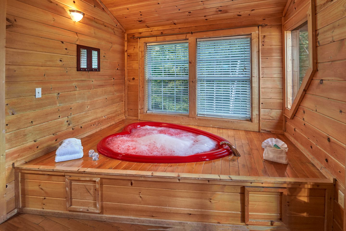 Secluded Cabin with Pool Table, Hot-tub and Private Spa in Gatlinburg, Tennessee