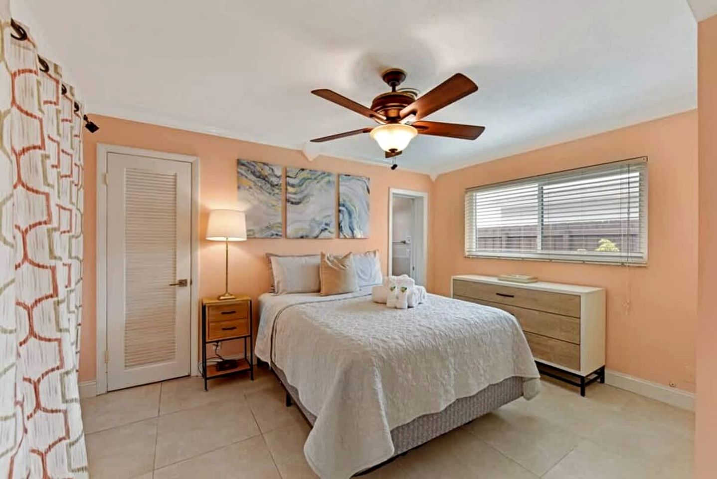 Modern Waterfront Home with Pool, Tesla EV Charger & Canal Fishing near Lauderdale-by-the-Sea Beach, Oakland Park Florida