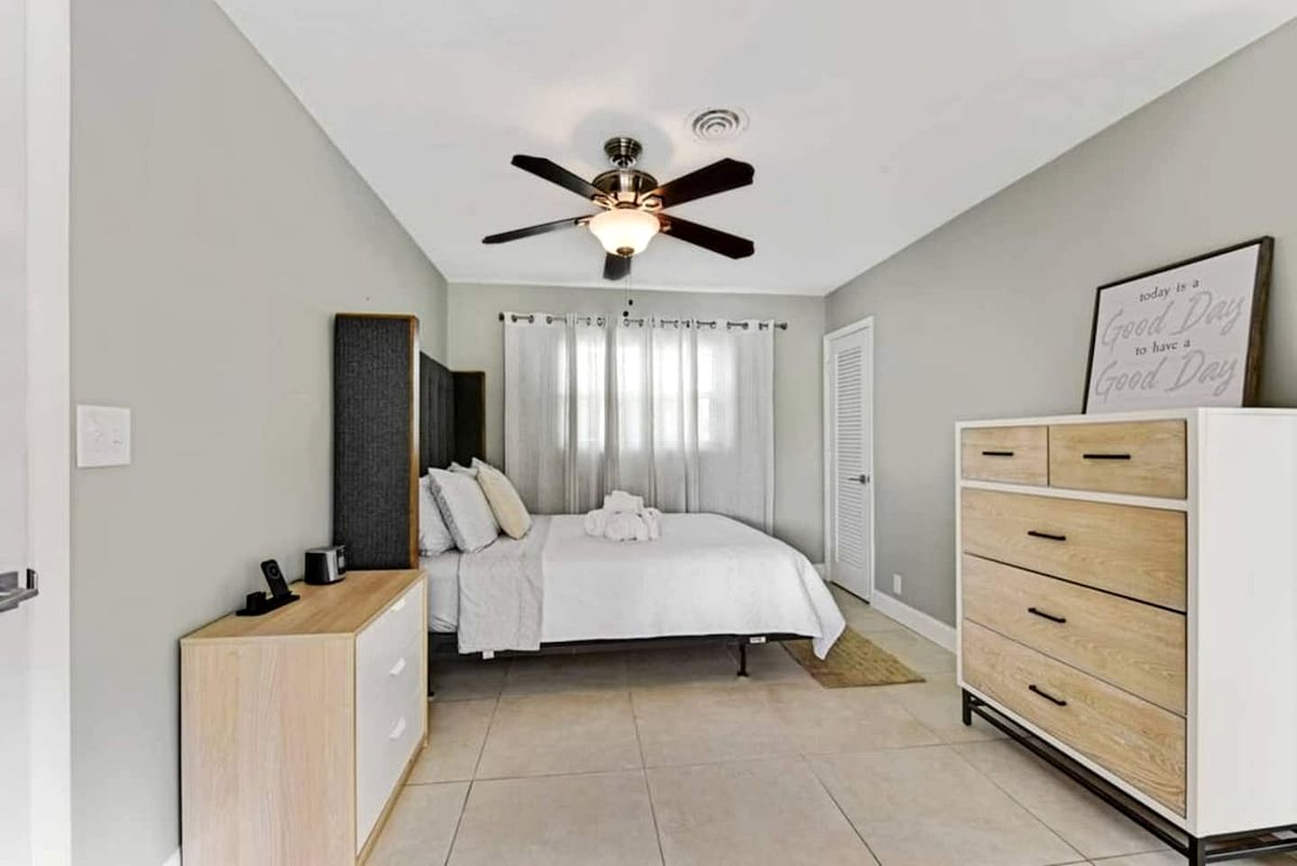 Modern Waterfront Home with Pool, Tesla EV Charger & Canal Fishing near Lauderdale-by-the-Sea Beach, Oakland Park Florida