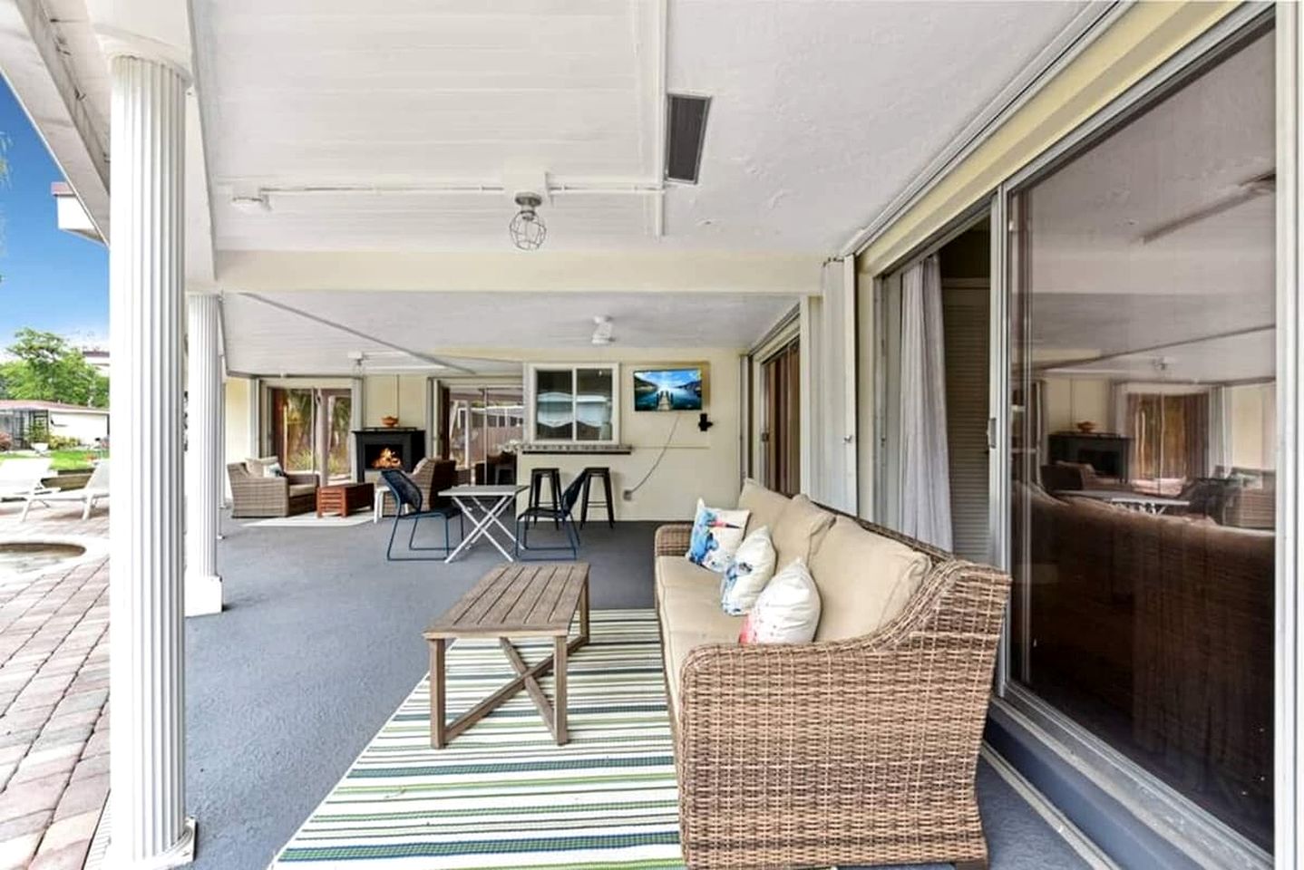 Modern Waterfront Home with Pool, Tesla EV Charger & Canal Fishing near Lauderdale-by-the-Sea Beach, Oakland Park Florida