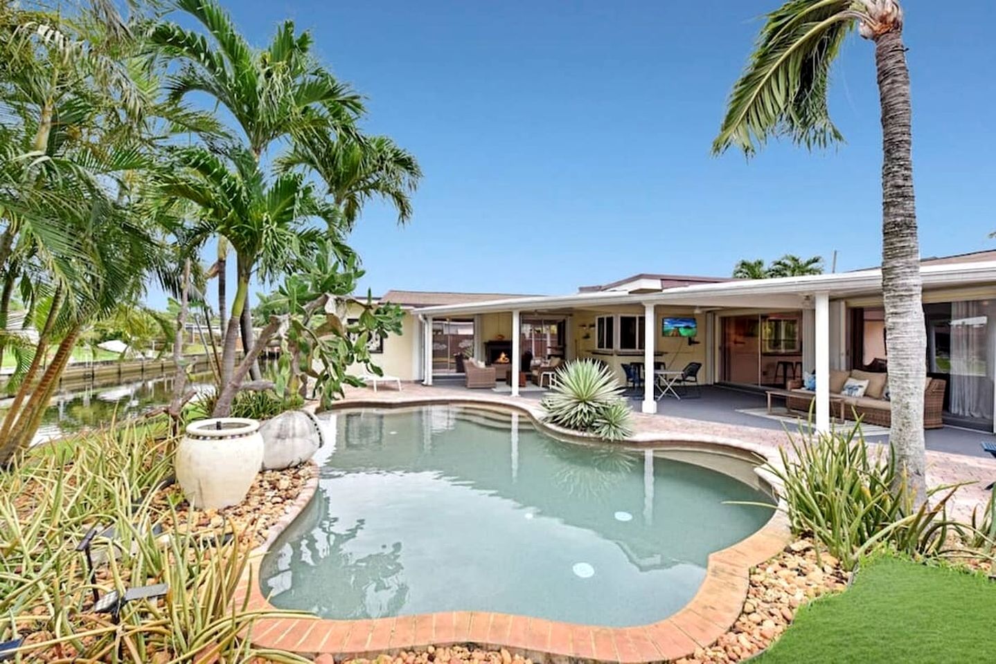 Modern Waterfront Home with Pool, Tesla EV Charger & Canal Fishing near Lauderdale-by-the-Sea Beach, Oakland Park Florida