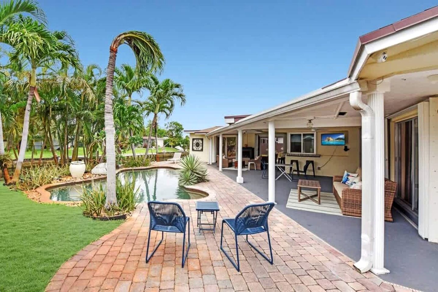 Modern Waterfront Home with Pool, Tesla EV Charger & Canal Fishing near Lauderdale-by-the-Sea Beach, Oakland Park Florida