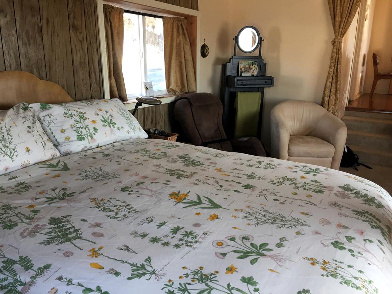 Lovely Bed and Breakfast Accommodation with Amazing Views on the Kachemak Bay, Alaska