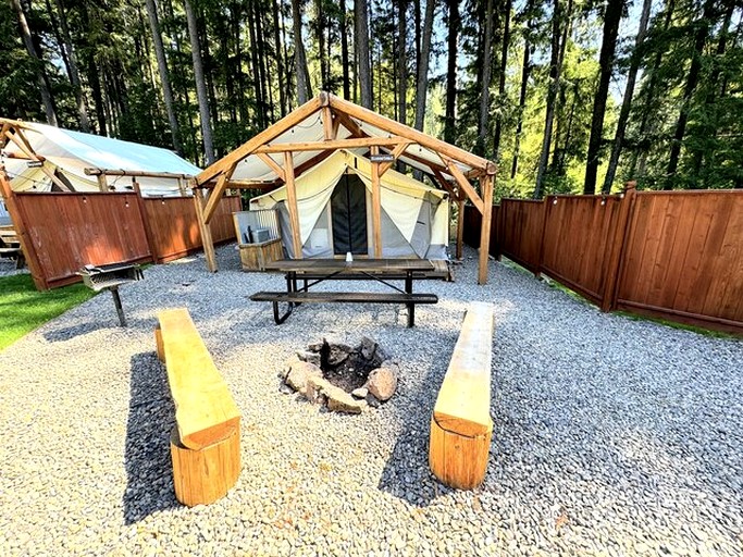 Large Luxury Tent, Oregon Weekend Getaway from San Francisco | Safari Tents (Idleyld Park, Oregon, United States of America)