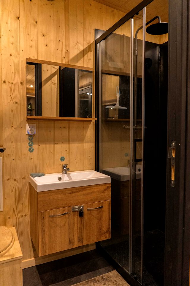 Secluded Off-Grid Mountain Home with Stunning Jura Views Near Septmoncel les Molunes, France