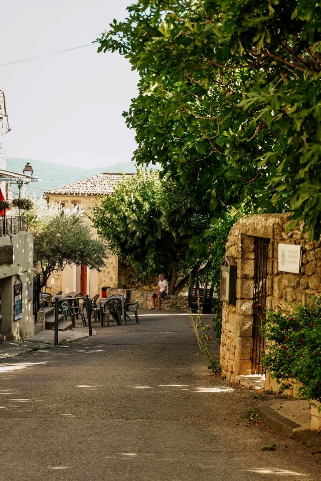 Peaceful Solar-Powered Cabin in the Heart of the Luberon, Provence