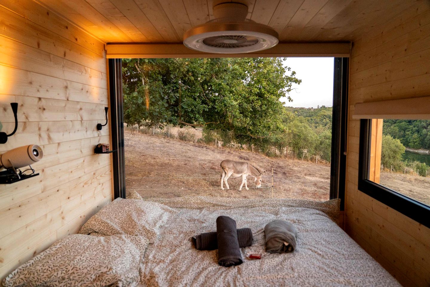 Panoramic Eco Tiny Home with Loire River Views near Château de la Roche, Pinay, France