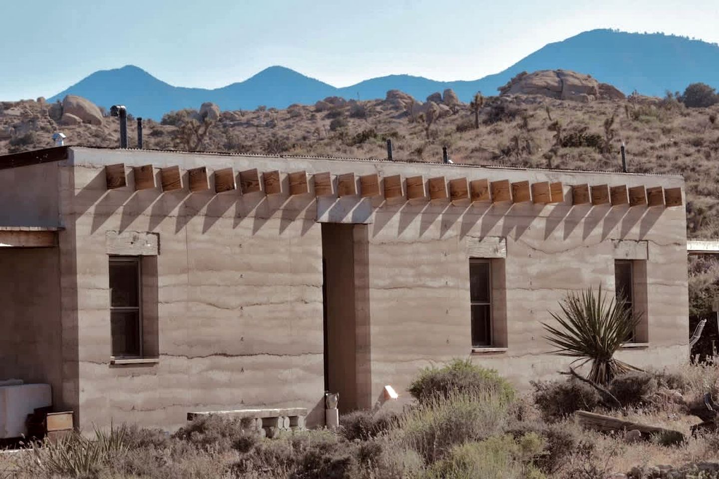 Gorgeous Vacation Rental with Hot-tub and Nice Desert Sigths in Pioneertown, California